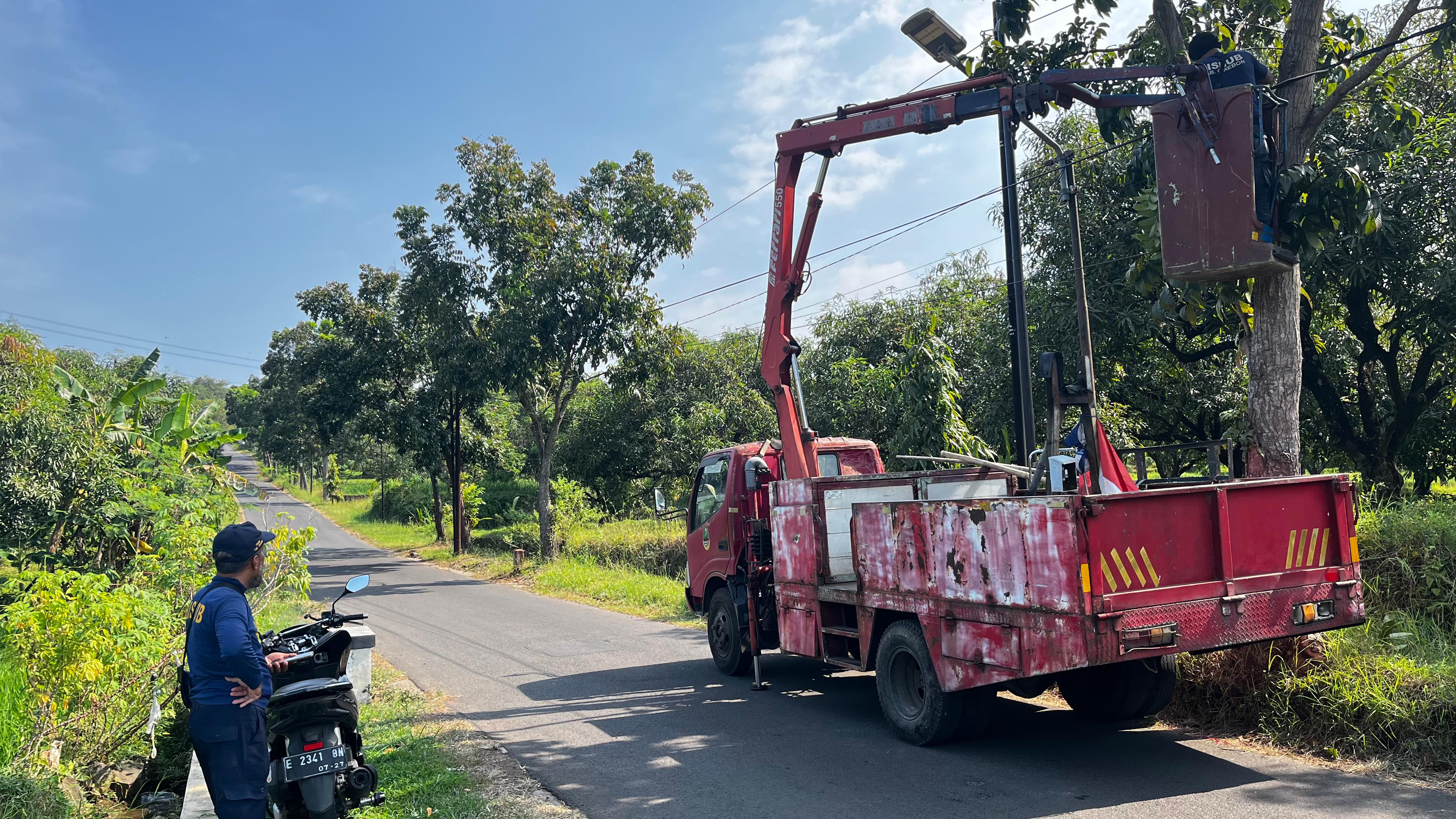 DISHUB KABUPATEN CIREBON LAKUKAN PERBAIKAN PJU DI JALAN SUKAMULYA MENUJU KAWASAN WISATA SETU SEDONG