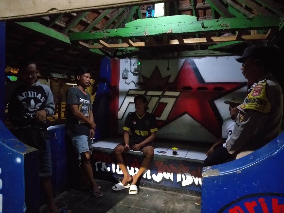 Bhabinkamtibmas Desa Sedonglor Sambang ke Desa Binaan.