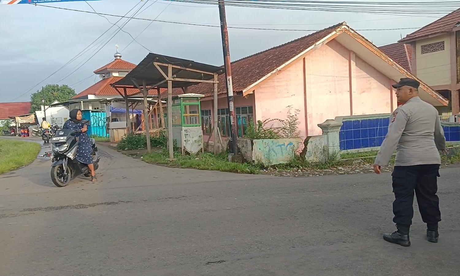 Polsek Sedong melaksanakan Giat Rutin PH pengaturan lalu lintas di pertigaan pasar Sedong.